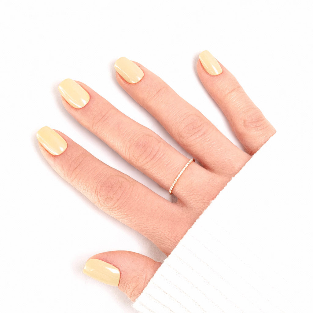 Press-on Nails Jaune Vanille forme carrée courte — manucure lumineuse et ensoleillée portée sur main LYLY Nails