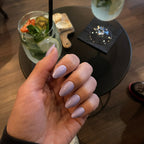 Press-on Nails Lavande Douce carrés amande courts en soirée bar, table noire et mojito en fond, faux ongles violet doux, ambiance chic et décontractée LYLY Nails