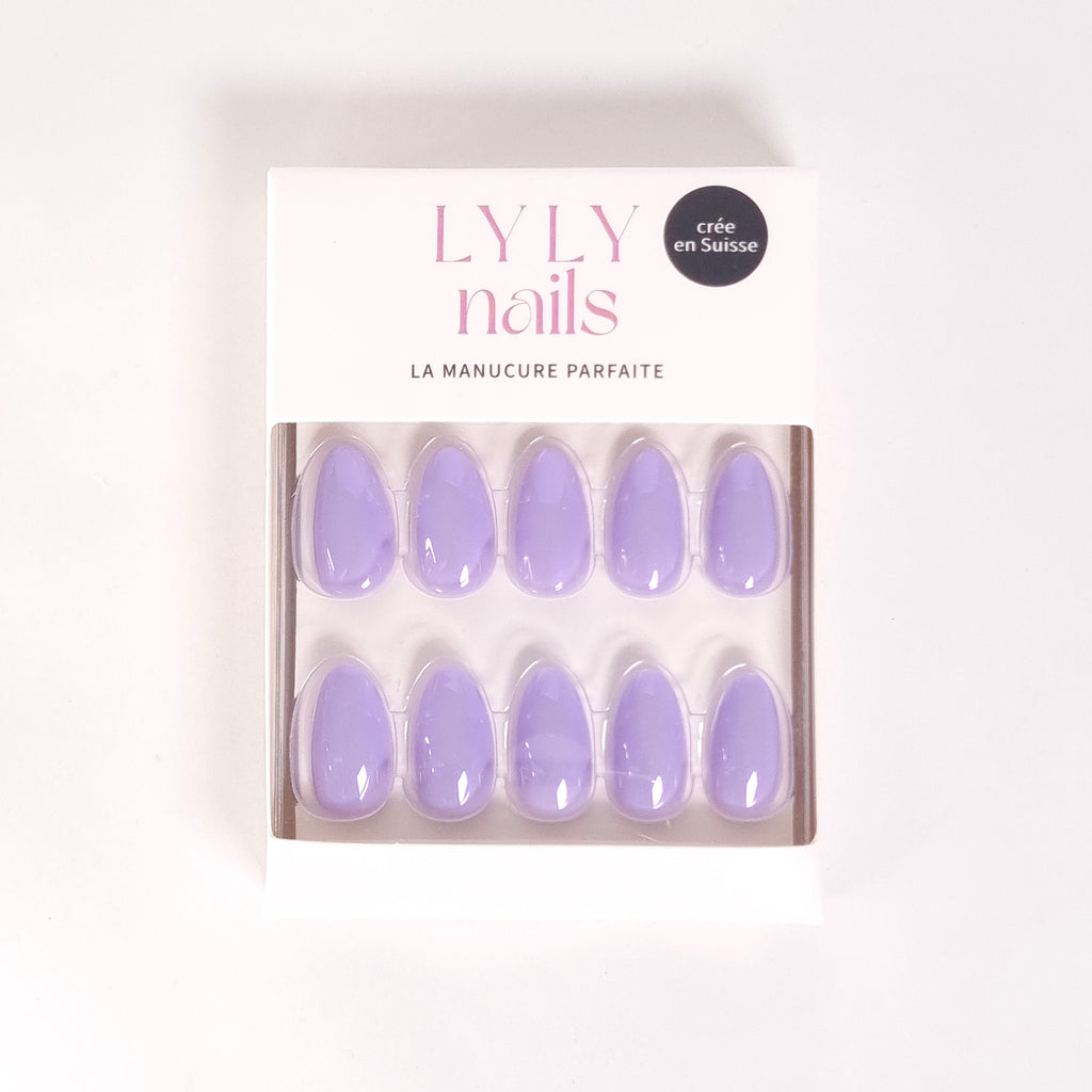 Boîte Press-on Nails Lavande Douce forme amande — kit court LYLY Nails marque suisse