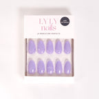 Boîte Press-on Nails Lavande Douce forme amande — kit court LYLY Nails marque suisse