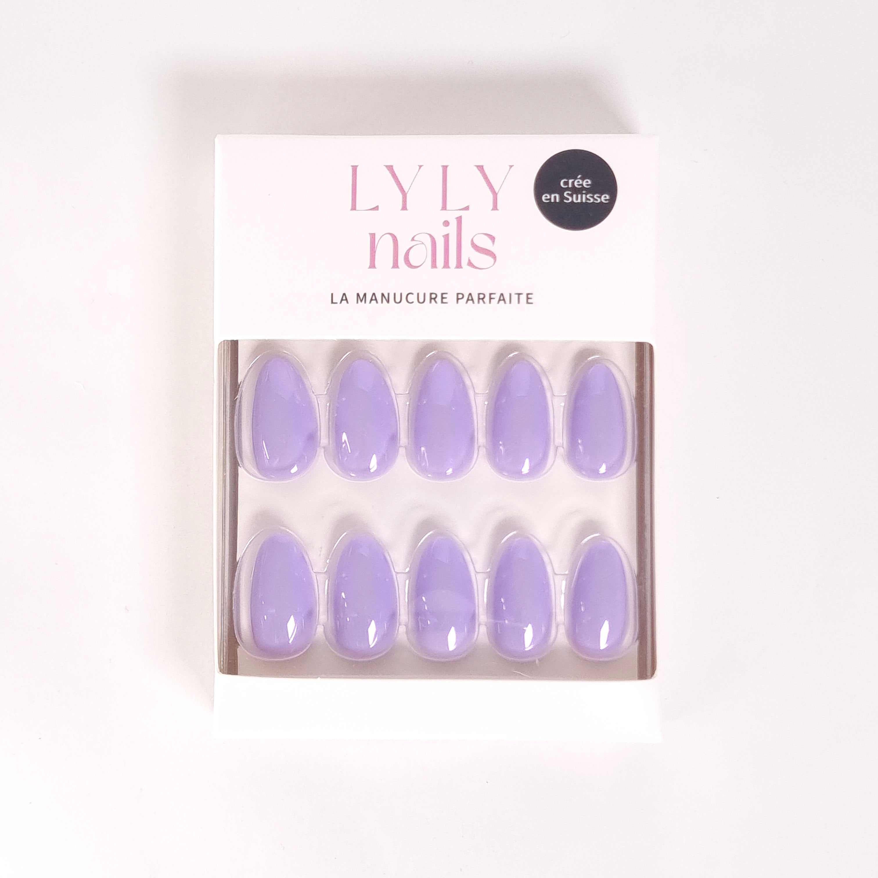 Boîte Press-on Nails Lavande Douce forme amande — kit court LYLY Nails marque suisse