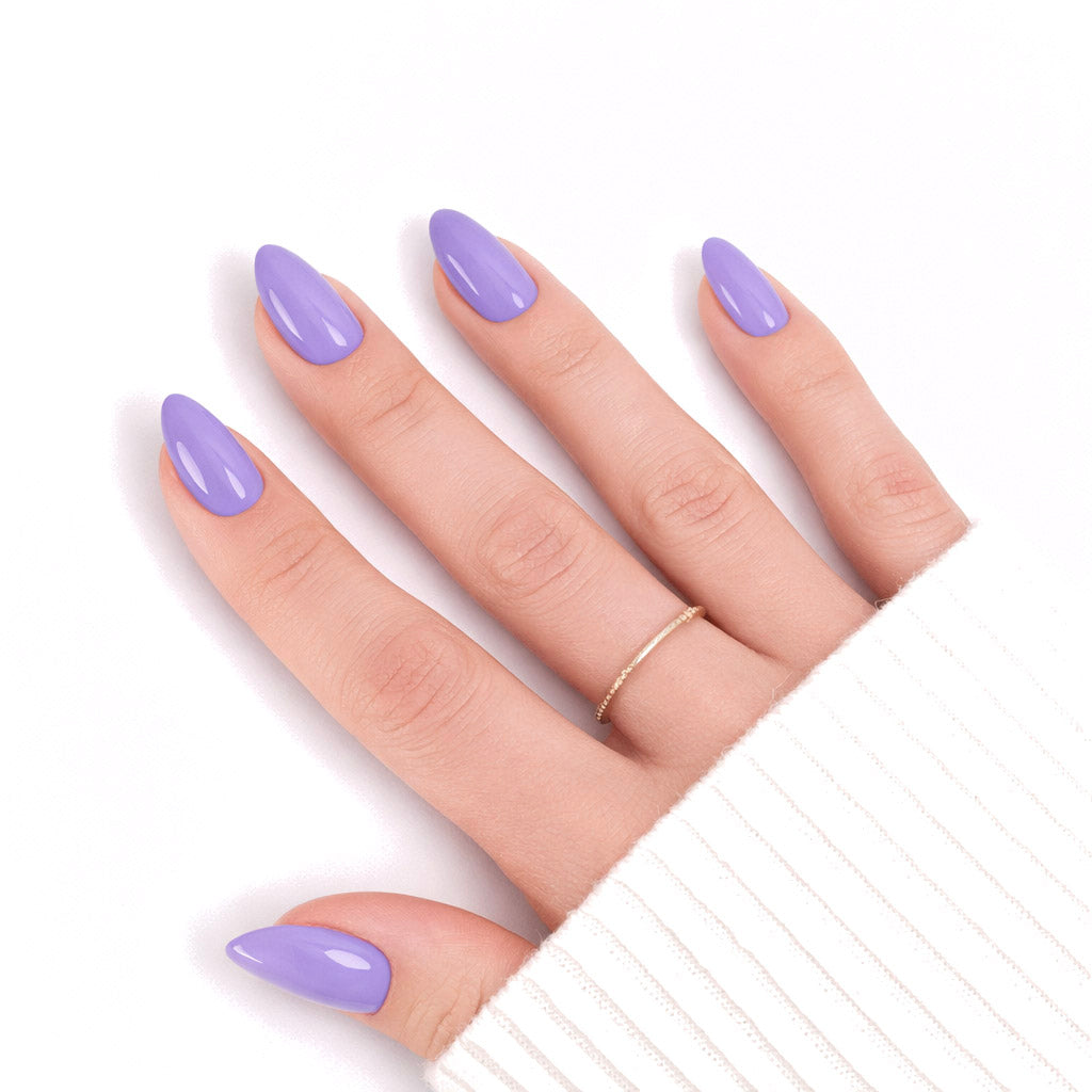 Press-on Nails Lavande Douce portés sur main — forme amande courte, douceur et féminité LYLY Nails