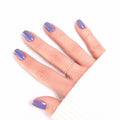 Press-on Nails Lavande Nuit portés sur main — forme carrée courte, teinte douce et profonde LYLY Nails