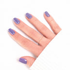 Press-on Nails Lavande Nuit portés sur main — forme carrée courte, teinte douce et profonde LYLY Nails