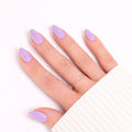 Press-on Nails Lilas Pastel portés sur main — forme amande courte, teinte douce et féminine LYLY Nails