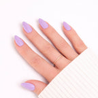Press-on Nails Lilas Pastel portés sur main — forme amande courte, teinte douce et féminine LYLY Nails