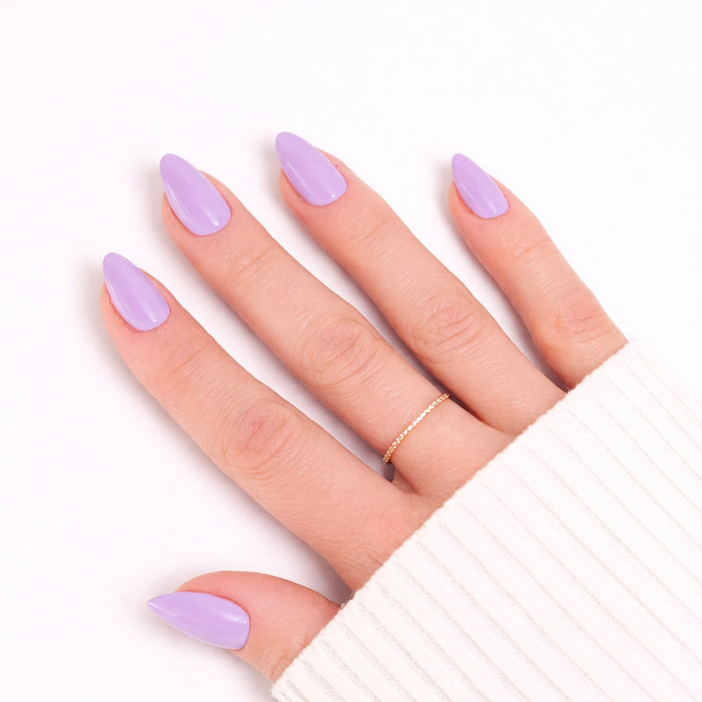 Press-on Nails Lilas Pastel portés sur main — forme amande courte, teinte douce et féminine LYLY Nails