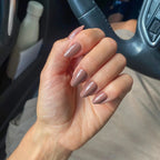 Press-on nails Marron Glacé amande courts portées au volant, LYLY Nails