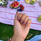 Press-on nails Marron Glacé amande courts lors d'un pique-nique estival, LYLY Nails