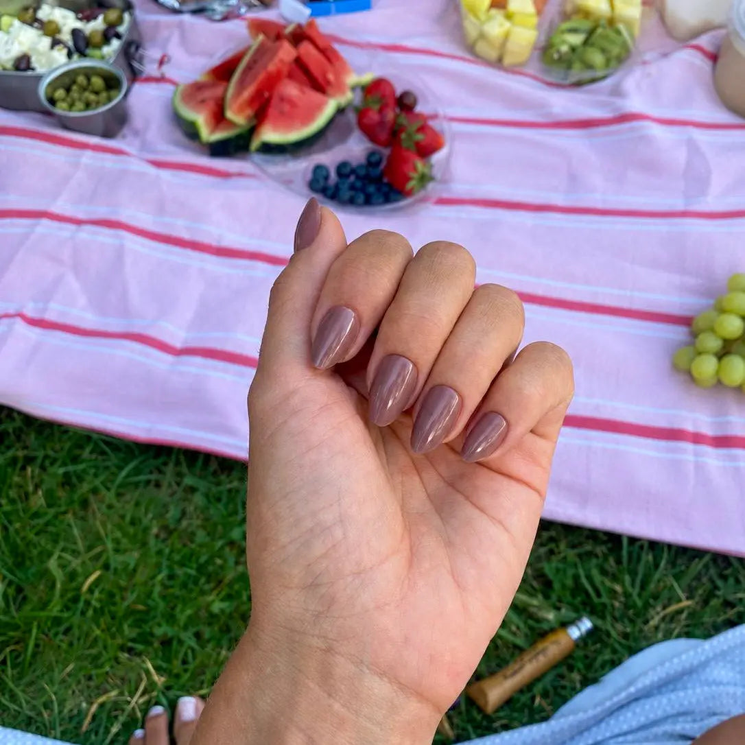 Press-on nails Marron Glacé amande courts lors d'un pique-nique estival, LYLY Nails