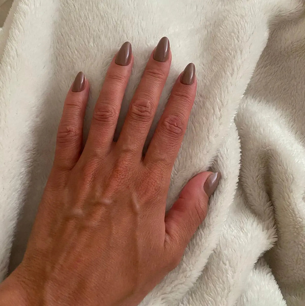 Press-on nails Marron Glacé amande courts posées sur plaid blanc moelleux, LYLY Nails