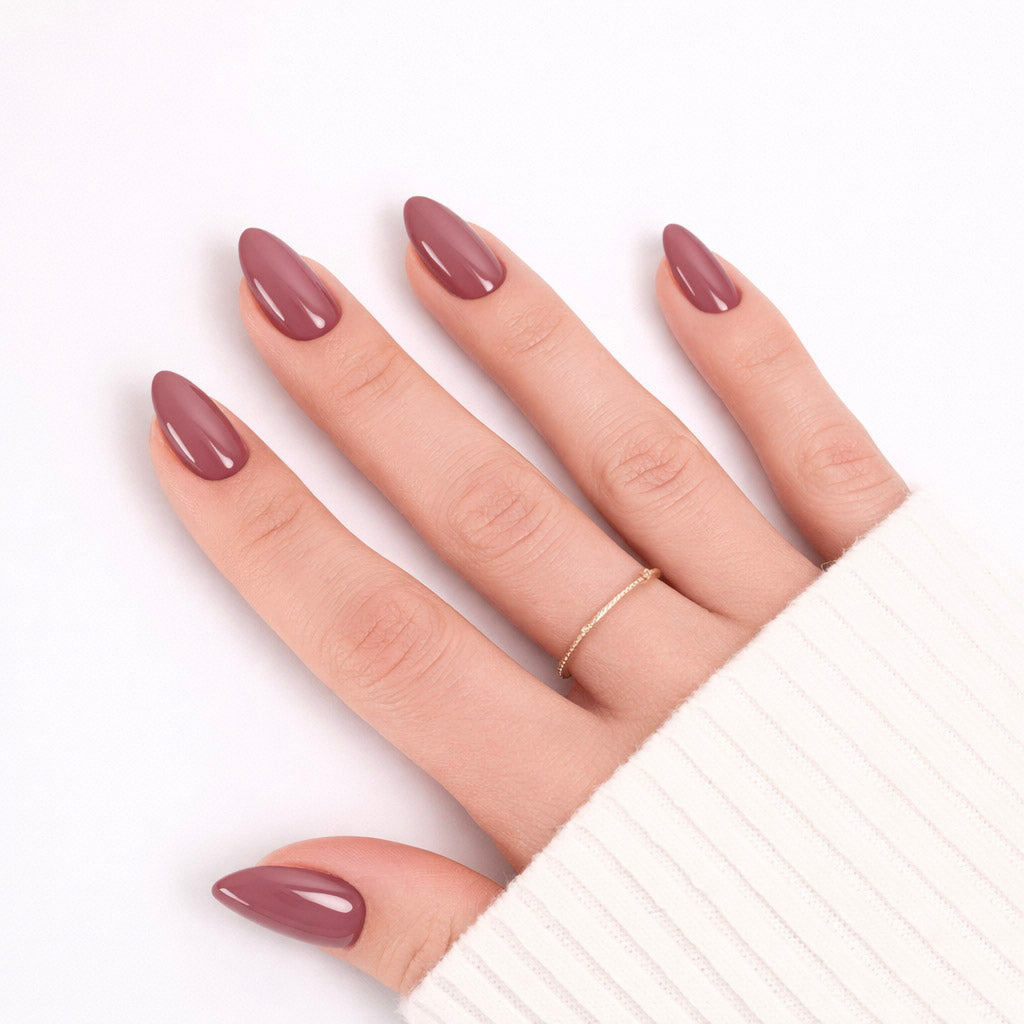 Gros plan Press-on Nails Marron Glacé forme amande courte — manucure chic et naturelle LYLY Nails