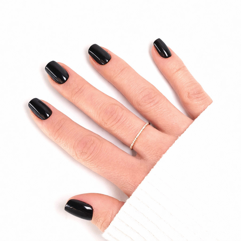 Manucure Press-on Nails Noir Intense — forme carrée courte, look affirmé gros plan LYLY Nails