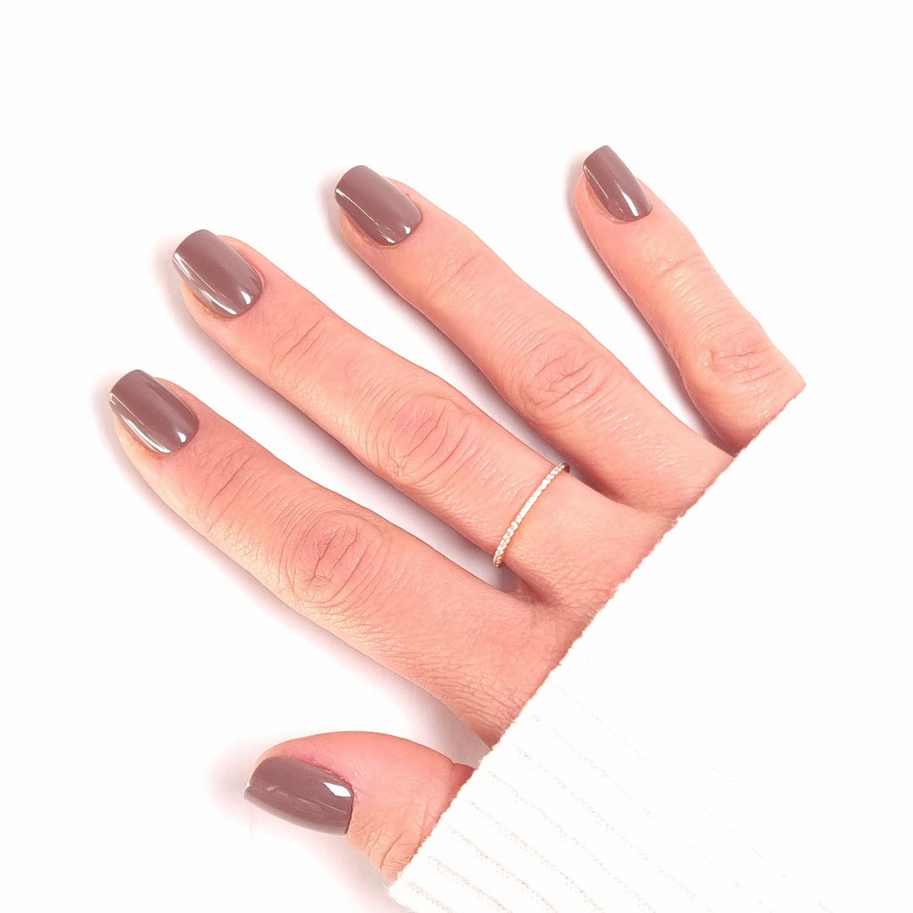 Manucure nude Press-on Nails Nude Pêche — forme carrée courte, look naturel gros plan LYLY Nails