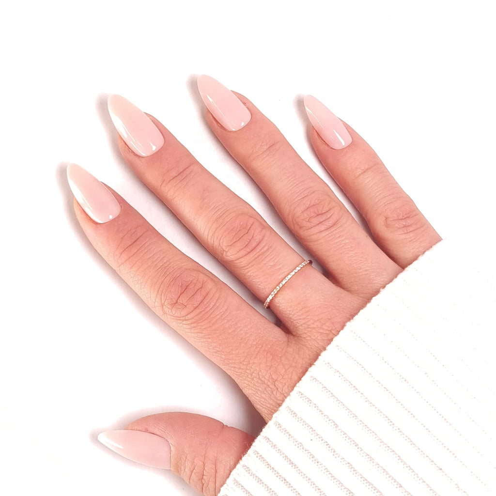 Manucure Press-on Nails Pêche Douce — forme amande longueur moyenne, gros plan teinte lumineuse LYLY Nails