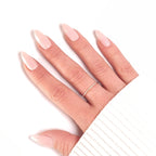 Manucure Press-on Nails Pêche Douce — forme amande longueur moyenne, gros plan teinte lumineuse LYLY Nails