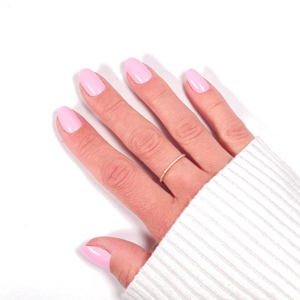 Manucure Press-on Nails Rose Bonbon — forme arrondie courte, teinte vive et joyeuse gros plan LYLY Nails