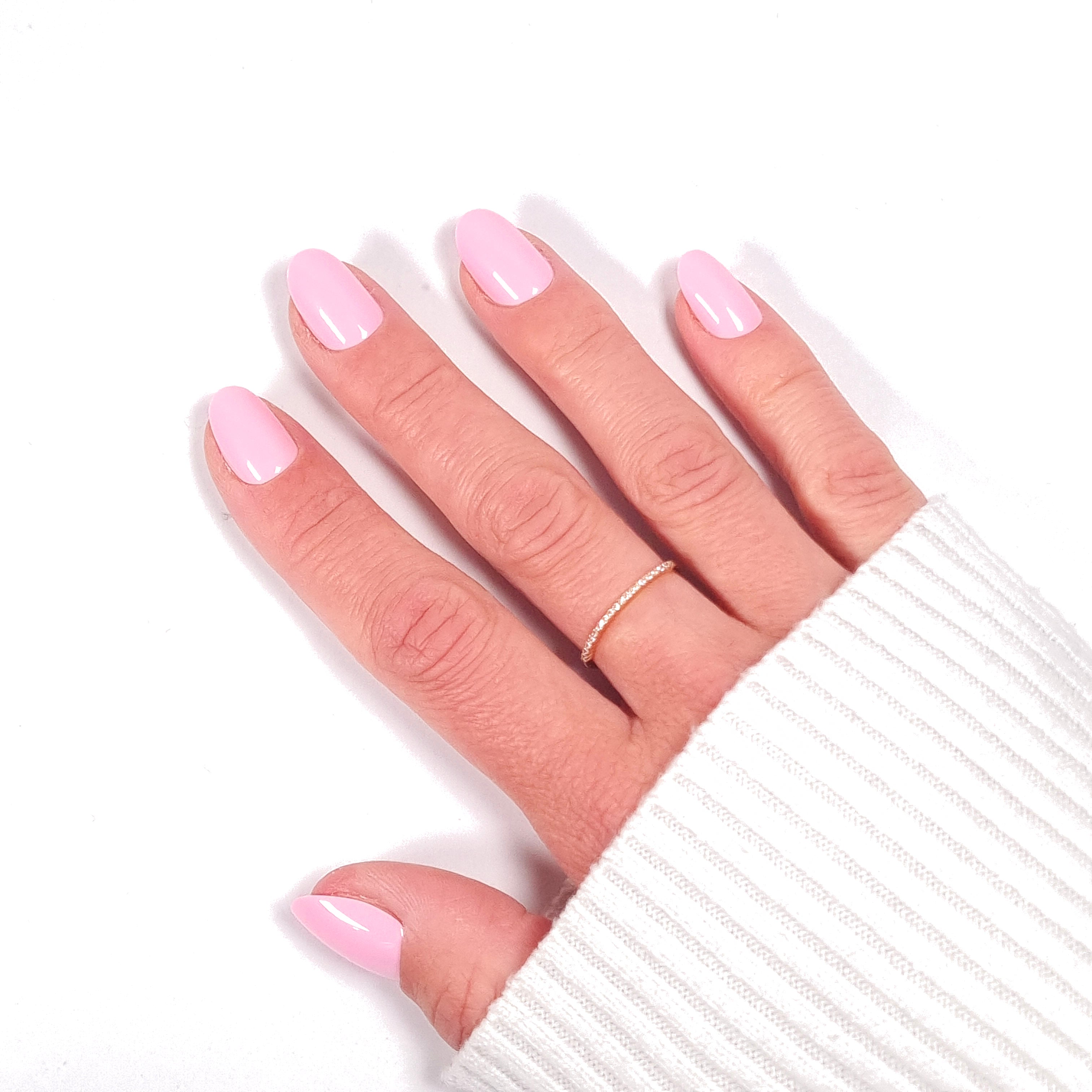 Manucure Press-on Nails Rose Bonbon — forme arrondie courte, teinte vive et joyeuse gros plan LYLY Nails