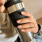 Faux ongles Rosé Doux carrés courts sur main tenant une thermos à café, look casual gris et denim, ongles roses discrets et élégants LYLY Nails