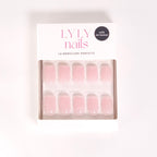 Kit Press-on Nails Rosé Doux carré court — packaging LYLY Nails marque suisse