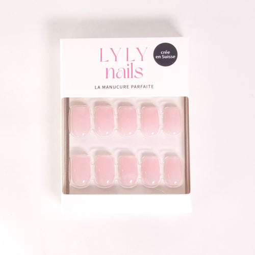 Kit Press-on Nails Rosé Doux carré court — packaging LYLY Nails marque suisse