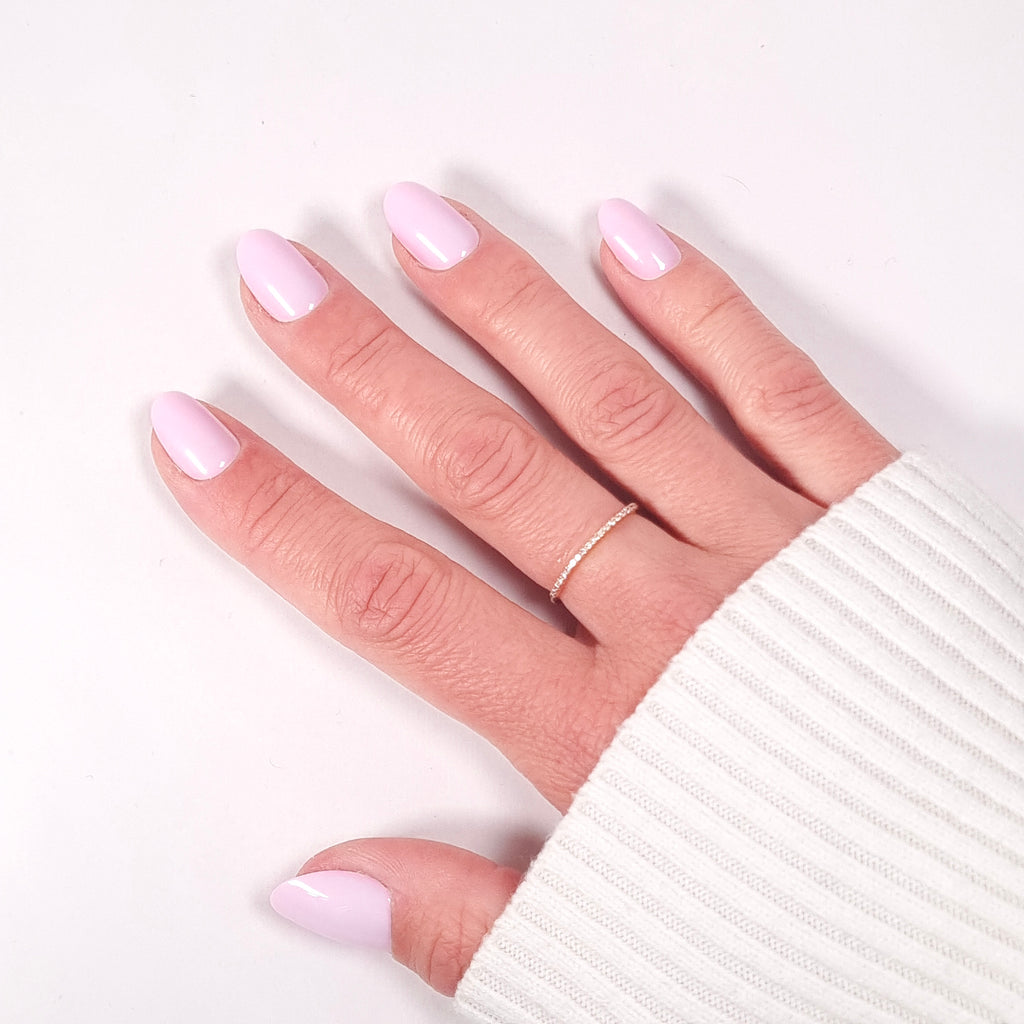 Gros plan manucure Press-on Nails Rose Lait — forme arrondie courte, teinte nude élégante LYLY Nails