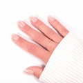 Press-on Nails Rose Nude Brillant forme carrée courte — effet brillant gros plan sur main LYLY Nails