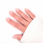 Press-on Nails Rose Nude Brillant forme carrée courte — effet brillant gros plan sur main LYLY Nails