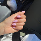 Faux ongles Rose Orchidée forme amande courte en voiture au soleil, ceinture noire et gourde florale, manucure rose tendre fraîche et élégante LYLY Nails