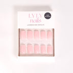 Kit Press-on Nails Rose Poudré carré court — boîte LYLY Nails marque suisse