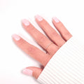 Press-on Nails Rose Poudré forme carrée courte — manucure délicate portée sur main LYLY Nails