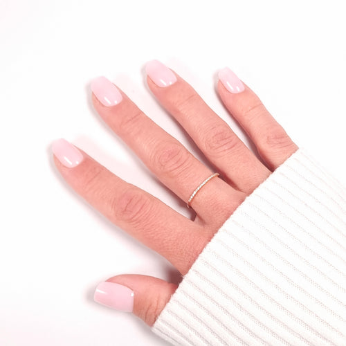 Press-on Nails Rose Poudré forme carrée courte — manucure délicate portée sur main LYLY Nails