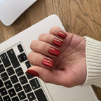 Manucure rouge brillant effet chrome portée au bureau, forme carrée courte, Press-on Nails réutilisables LYLY Nails