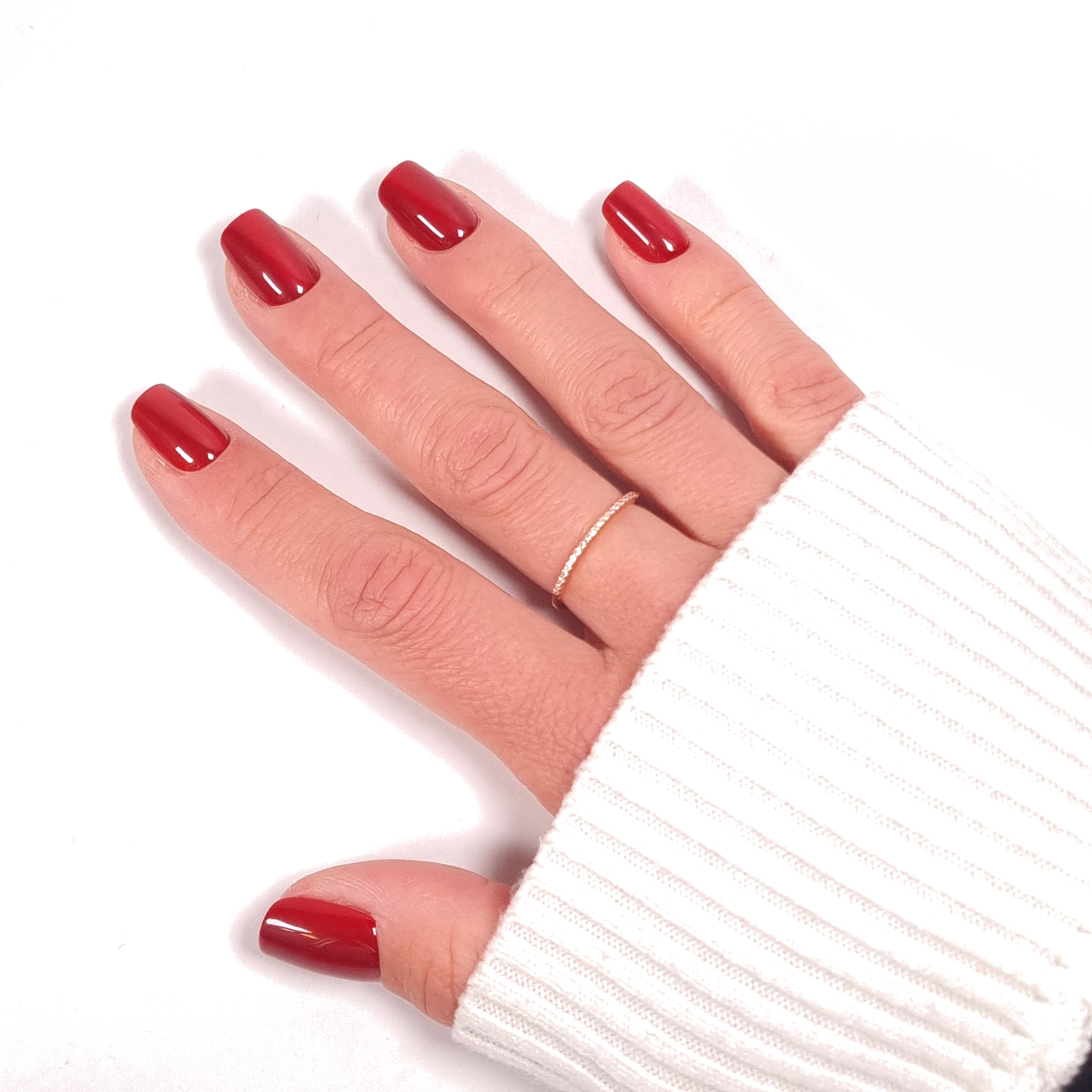 Press-on Nails Rouge Brillant forme carrée courte — finition brillante portée sur main LYLY Nails