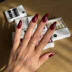 Press-on Nails Rouge Cerise portés sur main, forme amande longueur moyenne, manucure intense et élégante à la maison LYLY Nails