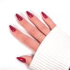 Press-on Nails Rouge Cerise forme amande longueur moyenne — manucure intense portée sur main LYLY Nails
