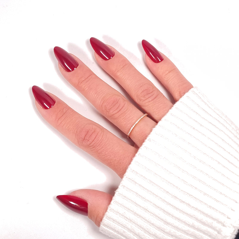 Press-on Nails Rouge Cerise forme amande longueur moyenne — manucure intense portée sur main LYLY Nails