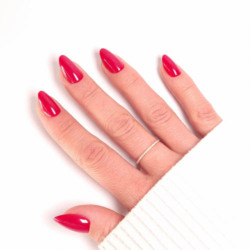 Press-on Nails Rouge Coquelicot portés sur main — forme amande courte, manucure éclatante LYLY Nails