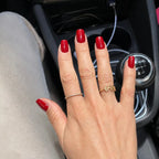 Press-on Nails Rouge Framboise carrés courts sur main posée en voiture, levier de vitesse et deux bagues dorées, manucure rouge profond et élégante LYLY Nails