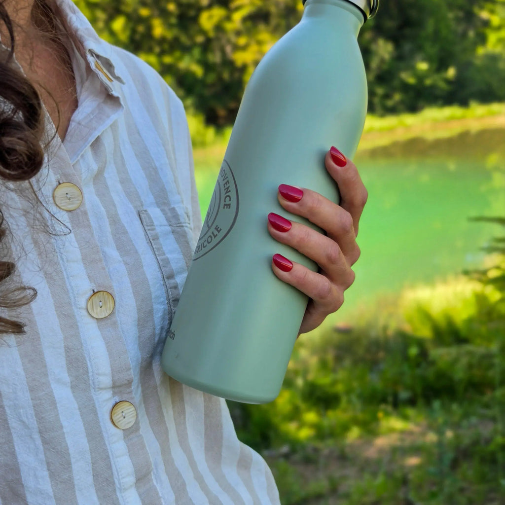 Press-on nails Rouge Tomate arrondi courts main tenant une gourde en pleine nature au bord d'un lac, LYLY Nails
