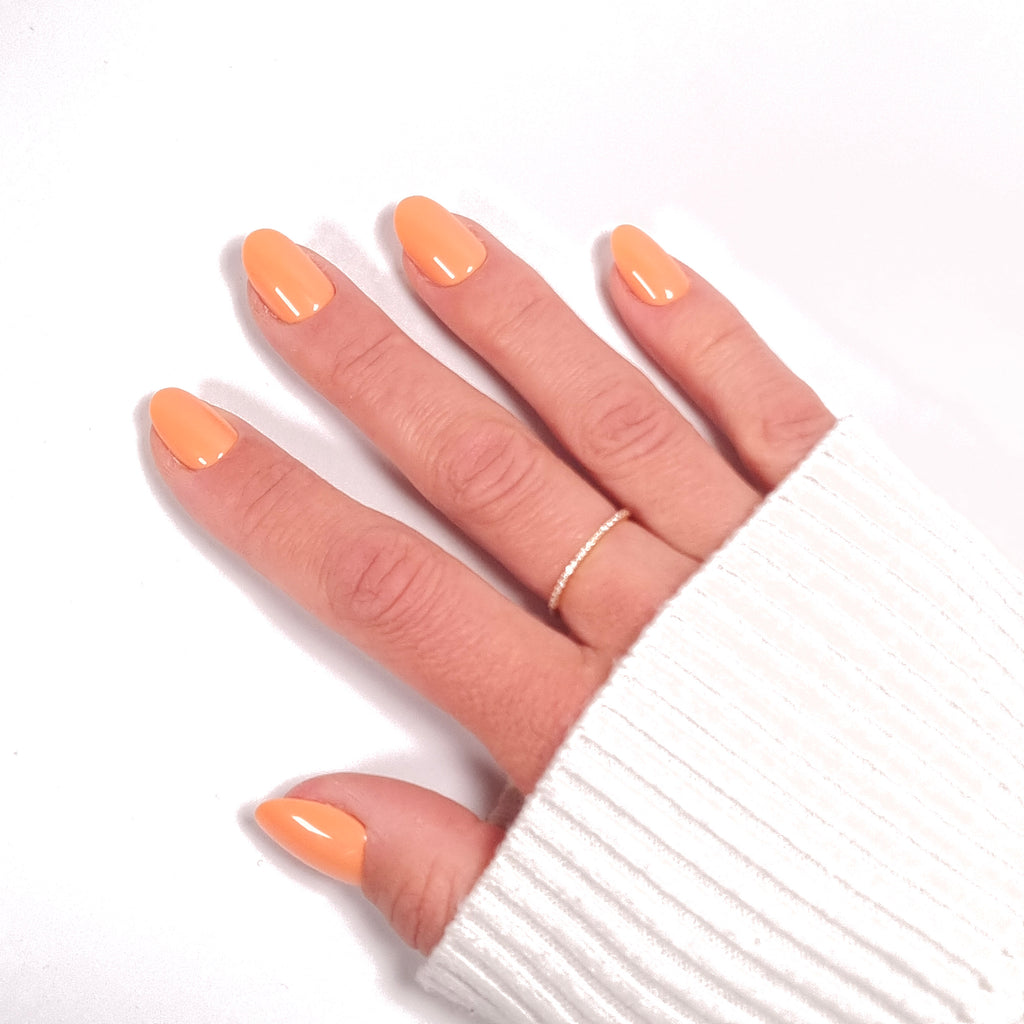 Manucure Press-on Nails Summer Spritz orange — forme arrondie courte, éclat estival gros plan LYLY Nails