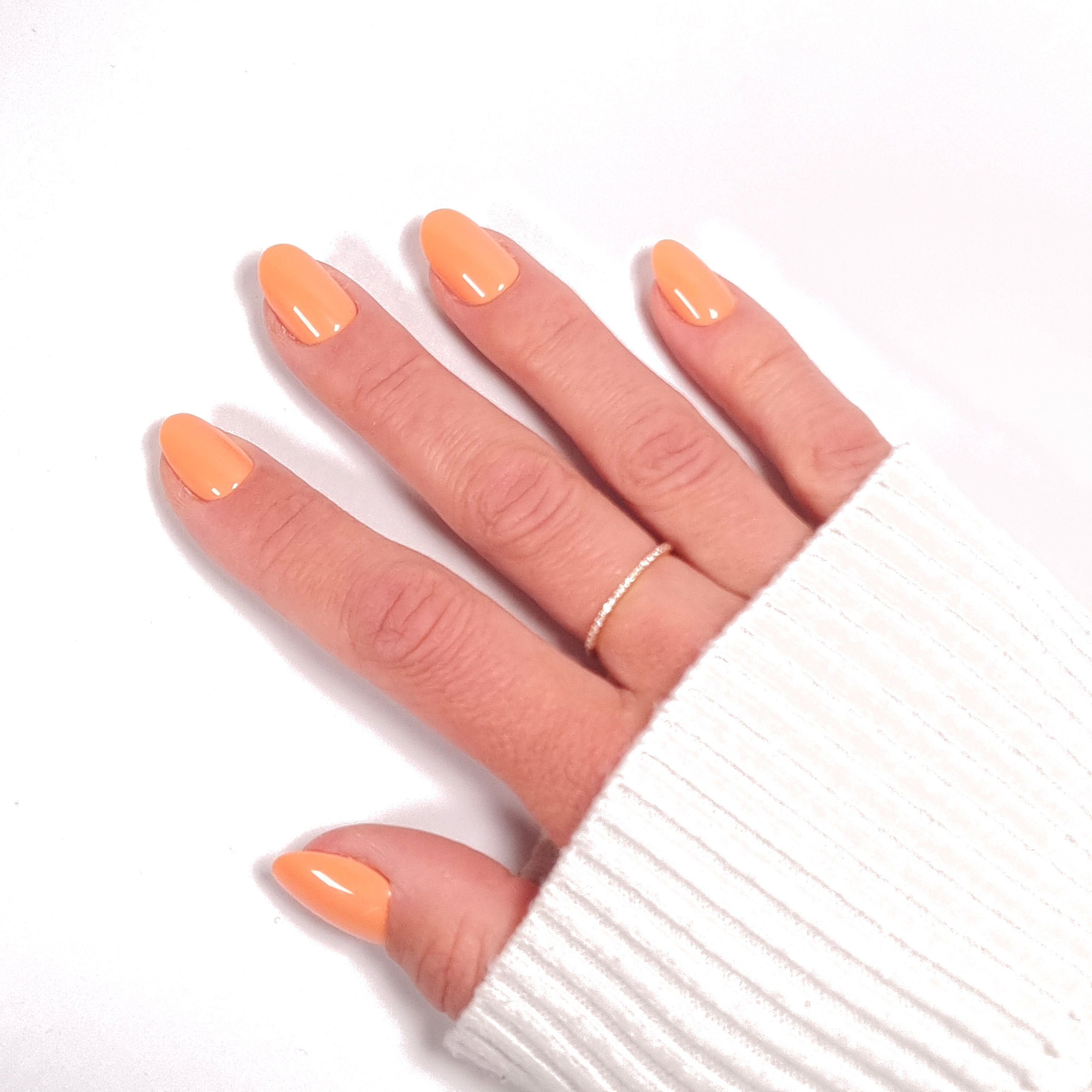 Manucure Press-on Nails Summer Spritz orange — forme arrondie courte, éclat estival gros plan LYLY Nails