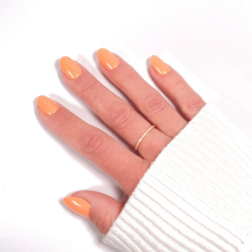 Manucure Press-on Nails Summer Spritz orange — forme arrondie courte, éclat estival gros plan LYLY Nails