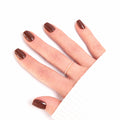 Manucure Press-on Nails Taupe Chic — forme carrée courte portée sur main, élégance au quotidien LYLY Nails