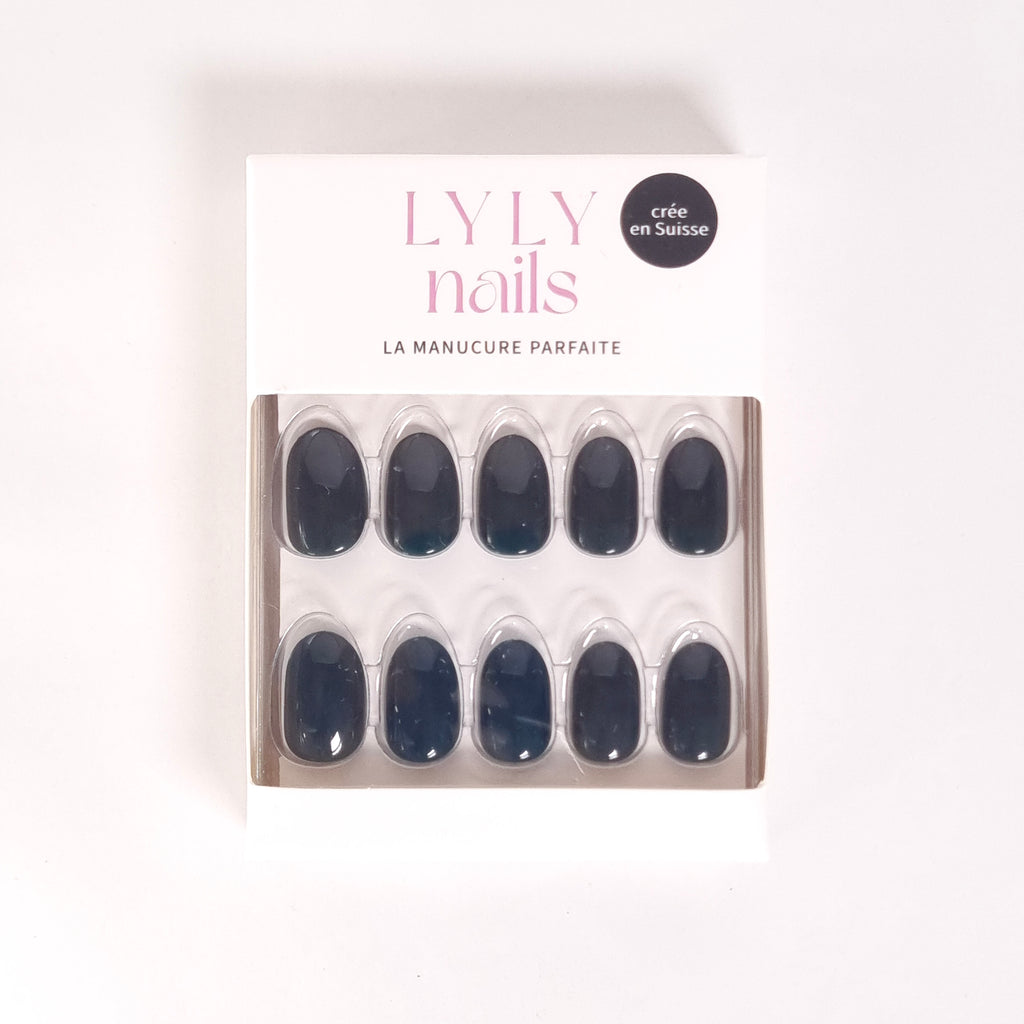 Kit Press-on Nails Vert Forêt arrondi court — conditionnement LYLY Nails marque suisse