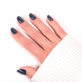 Press-on Nails Vert Forêt portés sur main — forme arrondie courte, teinte intense et affirmée LYLY Nails
