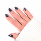 Press-on Nails Vert Forêt portés sur main — forme arrondie courte, teinte intense et affirmée LYLY Nails