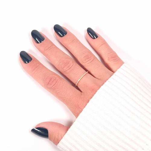 Press-on Nails Vert Forêt portés sur main — forme arrondie courte, teinte intense et affirmée LYLY Nails