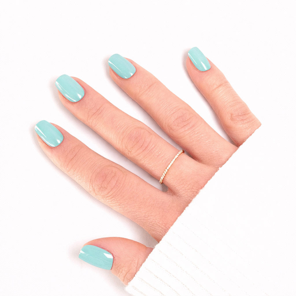 Gros plan manucure Press-on Nails Vert Menthe — forme carrée courte, fraîcheur et modernité LYLY Nails