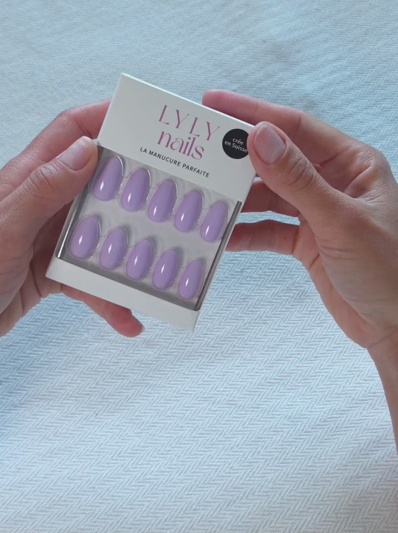 Contenu du kit Press-on Nails LYLY Nails : capsules, lingettes alcoolisées, pads adhésifs, lime à ongles et bâtonnet en bois